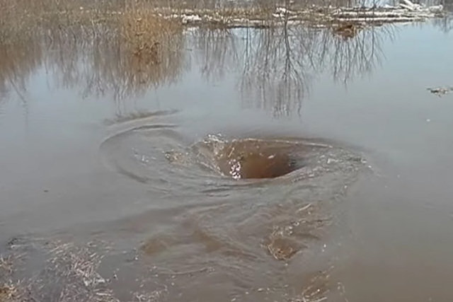 Veja a formação de um redemoinho gigante na água