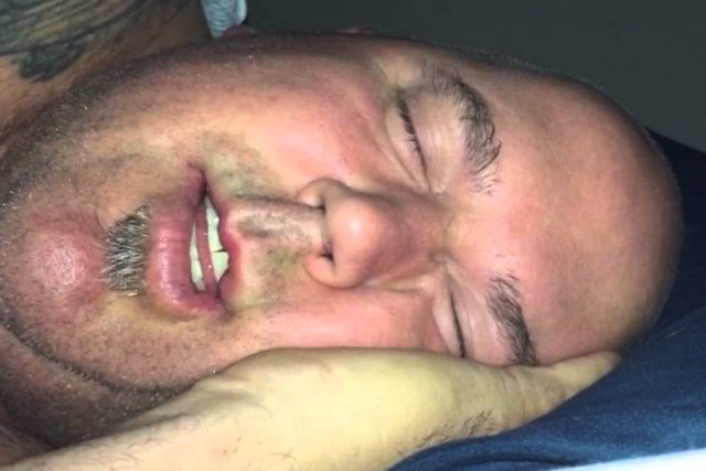 Esposa flagra e grava marido rindo no meio do sono