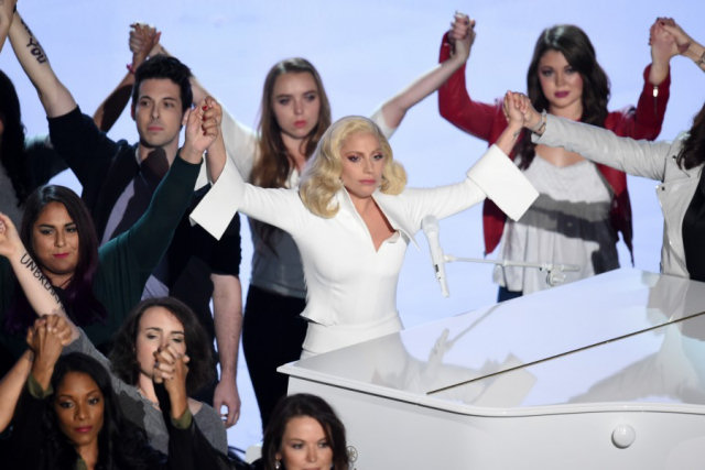 Lady Gaga fez Hollywood chorar com sua atuação nos Oscar 2016