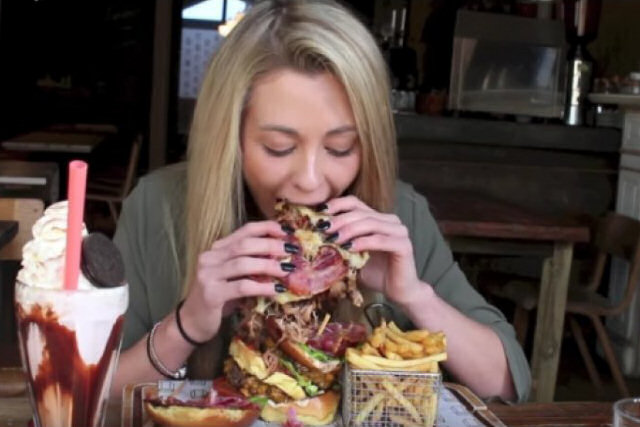 Ela aceita um ridículo desafio: comer um sanduíche gigante no menor tempo possível