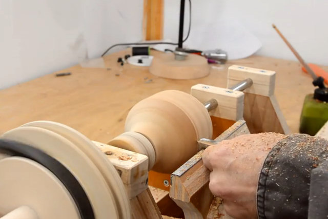Carpinteiro mostra como fazer uma esfera com um bloco de madeira