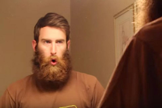Homem raspa a barba cerrada para presentear a mãe no Natal