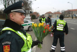 O que os agentes da polícia lituana fazem no Dia Internacional da Mulher
