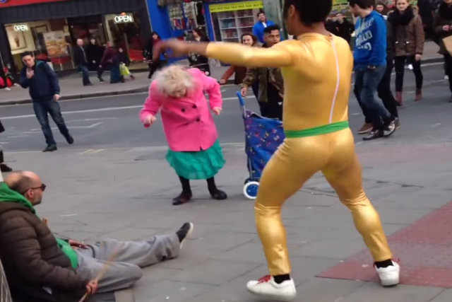 Pura felicidade: Senhora inspira transeuntes a dançar ?Twist And Shout? nas ruas de Brighton