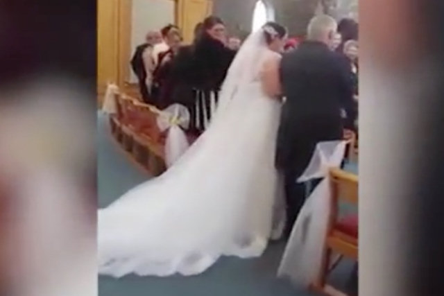 Capetinha roubou a cena quando deu um salto na cauda do vestido da noiva