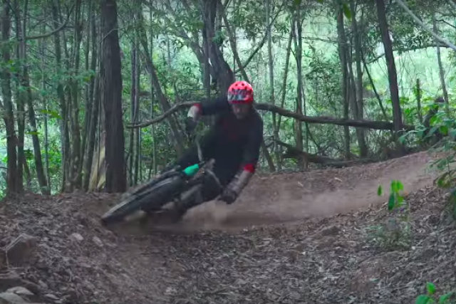 Este vídeo de Bryn Atkinson descendo a montanha de bike não precisa de trilha sonora