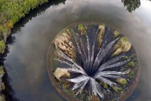 Surreal vertedouro em barragem portuguesa parece um pórtico para outra dimensão