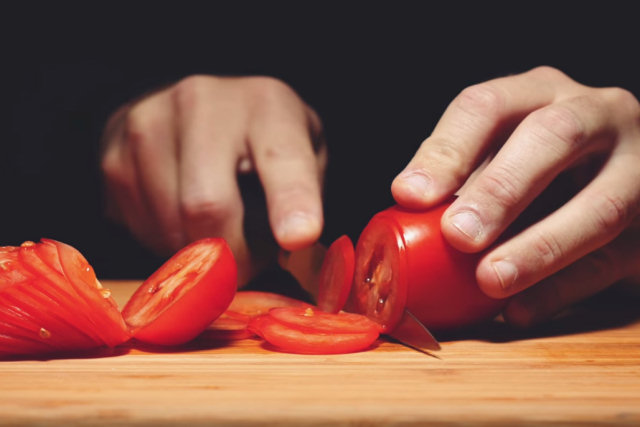 Cortando tomate de trás para frente