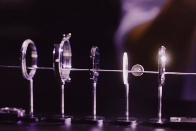 Esta máquina de Rube Goldberg diminuta foi feita com peças de relógio