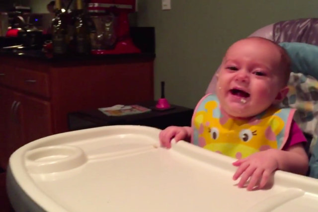 Bebê rola de rir quando vê seu pai comer algo em particular