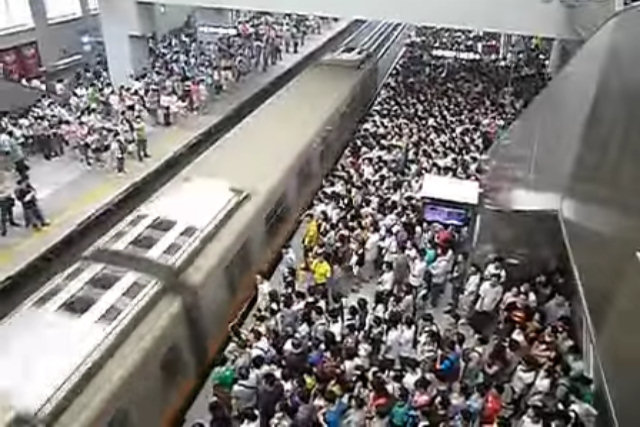 Impressionante vídeo mostra como é o horário de pico no metrô de Pequim