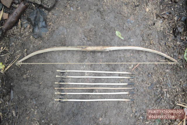 Caveman, agora demonstra como fazer arco e flechas usando apenas ferramentas naturais