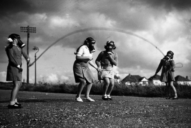 Fotos histricas de crianas brincando em tempos de guerra