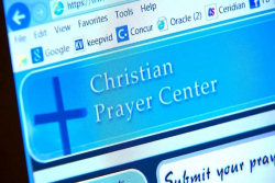 Pagar para rezar: jovem ganha mais de 7 milhões de dólares cobrando por orações on-line