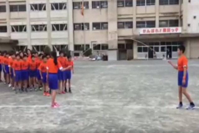 Hipnotizante rotina de pulação de corda em escola japonesa