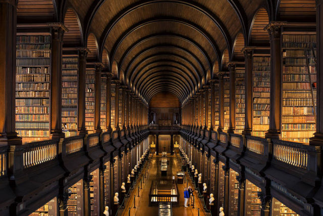 O salo principal desta biblioteca em Dublin tem 300 anos e mais de 200.000 livros