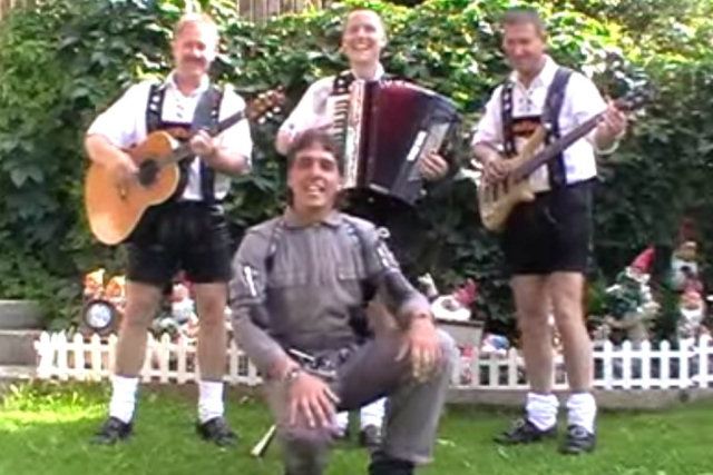 Bandinha alemã e uma divertida canção tocada com buzina de bicicleta
