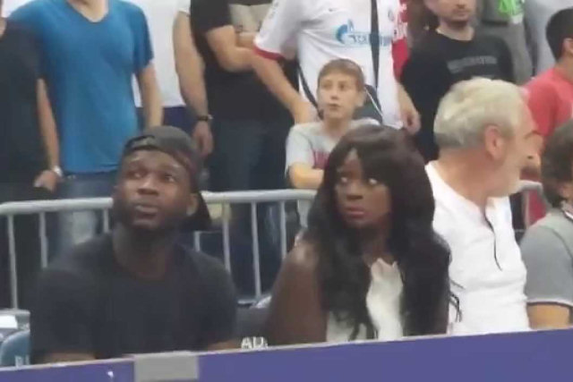 Irmã de jogador de basquete americano assiste um jogo do campeonato europeu pela primeira vez e se assusta
