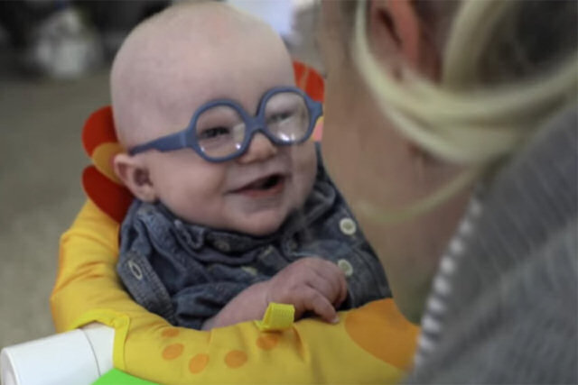Este pequeno vê sua mãe pela primeira vez graças a seus novos óculos