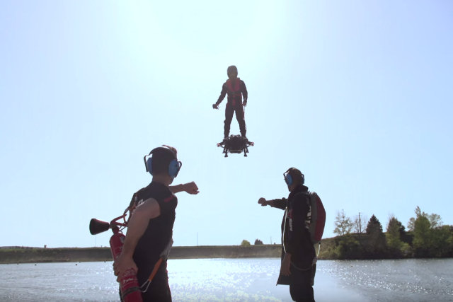 Primeiro vídeo demo do patinete voador Flyboard Air