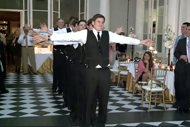 A dança do noivo e padrinhos que absolutamente rouba a cena