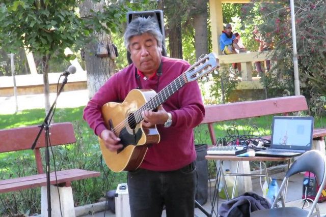 O incrível talento de um músico de rua no Chile