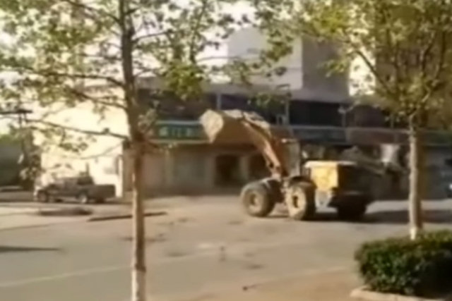 Operadores de escavadeiras brigam nas ruas da China