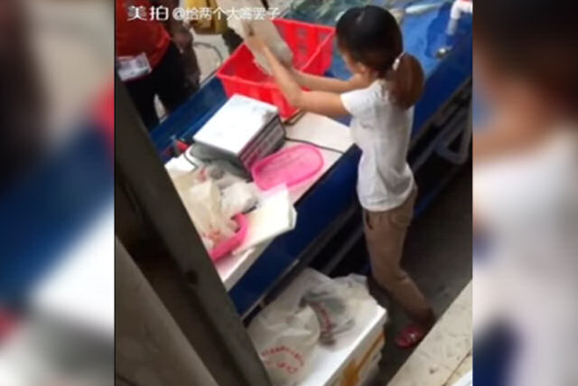 Vejam como esta peixaria chinesa engana seus clientes trocando produtos frescos por vencidos