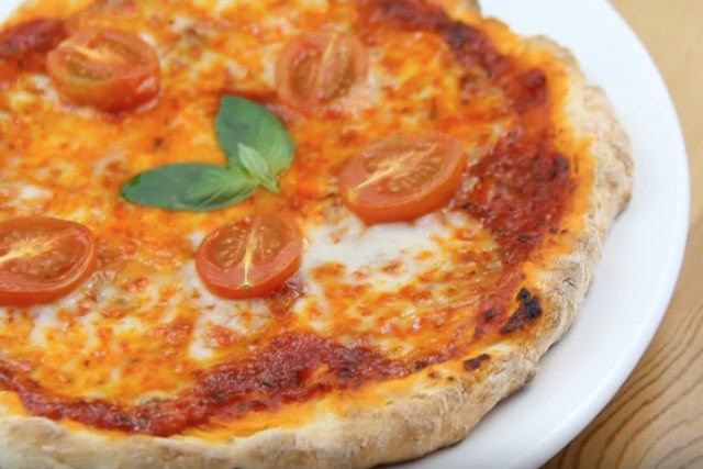 Aprenda a fazer esta rica pizza caseira com massa de iogurte em poucos minutos