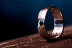 Fotógrafo autodidata encontrou uma forma única de fotografar casamentos: reflexos em anéis