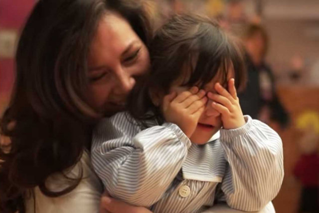 Seria uma criança capaz de reconhecer sua mãe só por um abraço? Este experimento tocará seu coração