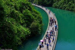 A impressionante passarela flutuante no meio de um rio, na China