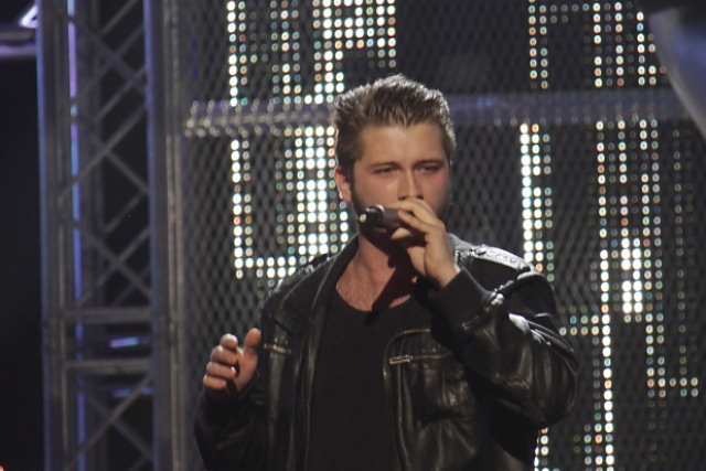 O que faz o Wolverine cantando rock no The Voice croata?