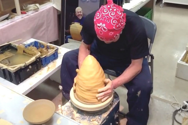 Mestre ceramista japonesa mostra a finesse de seus belos artesanatos
