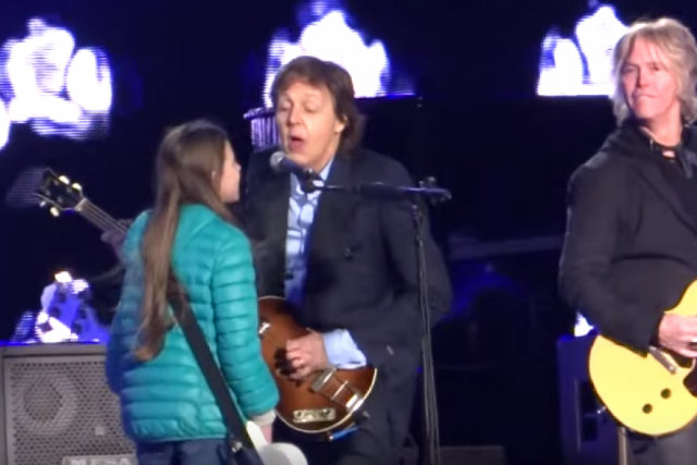 Garota argentina realiza sonho de tocar com Paul McCartney