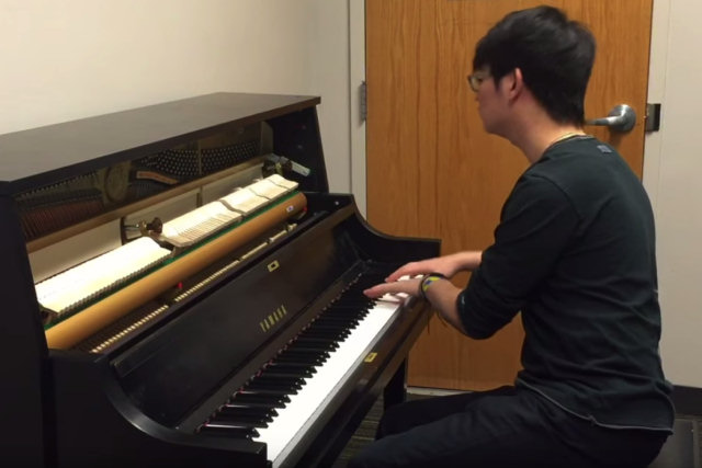 Você vai se identificar: músico toca os ringtones mais populares no piano