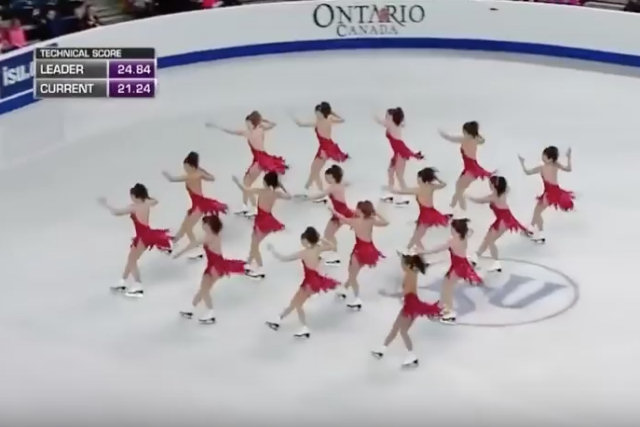 Impressionante coreografia de patinação artística onde todos dançam como se fossem uma única pessoa