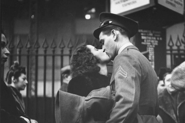 Emotivas fotografias sobre o amor em tempos de guerra