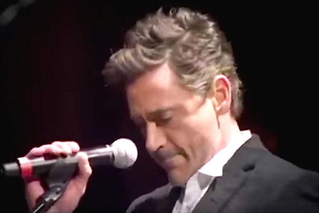 Robert Downey Jr. mostra sua afinação durante show do Sting