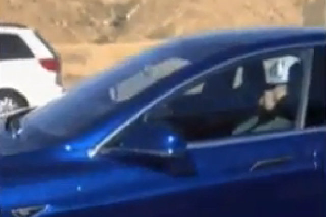 Motorista de Tesla Model S é flagrado dormindo enquanto o carro está em modo de piloto automático