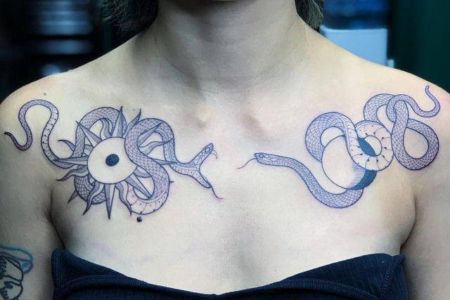Tatuagens viperinas com tinta branca e preta, por Mirko Sata