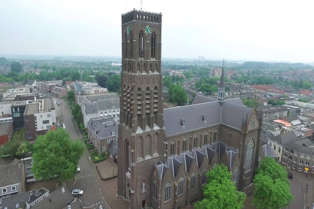 Belas cenas de uma igreja desde um drone. Não, pera...