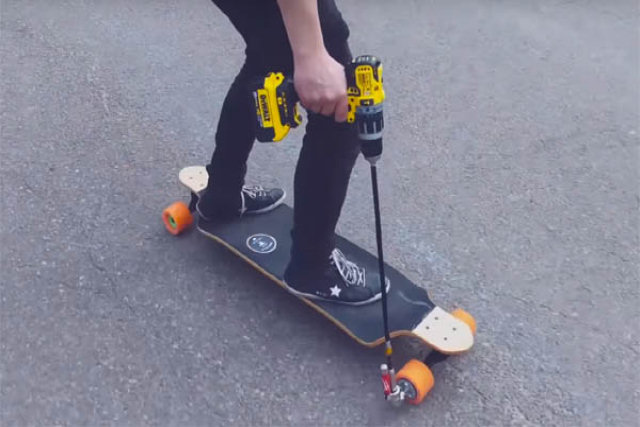 Como construir um skate elétrico com uma furadeira