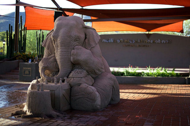 Esta escultura de areia de um elefante jogando xadrez com um rato  simjkplesmente fantstica