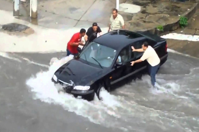 Homens são arrastados pela inundação tentando salvar uma mulher egoísta