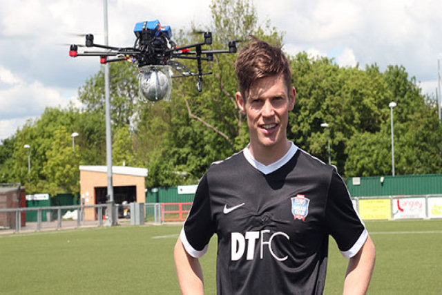 Jogador estabelece recorde do Guinness ao controlar uma bola lançada por um drone