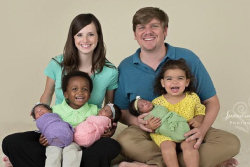 A incrível história deste casal que posa feliz com seus trigêmeos recém nascidos