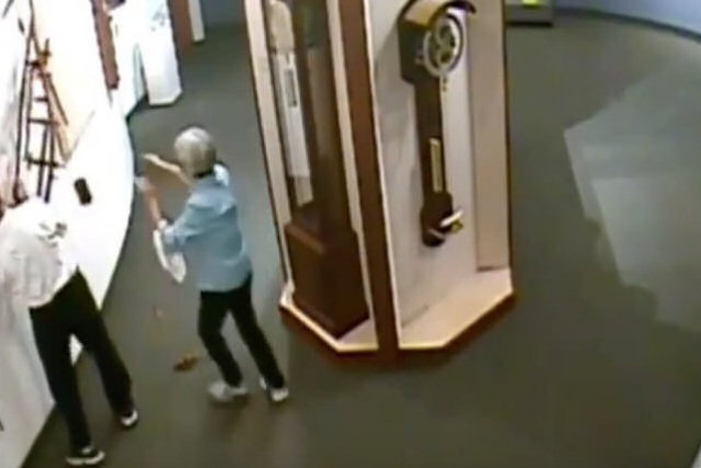 Homem quebra um relógio de preço incalculável em um museu