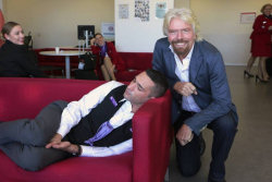 Richard Branson flagrou um empregado dormindo no trabalho