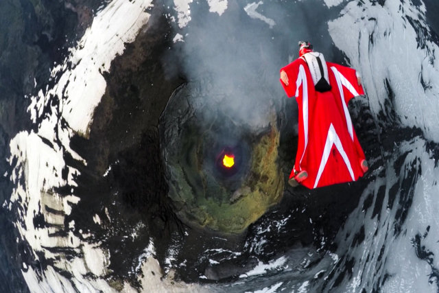 Vôo com wingsuit sobre um vulcão ativo